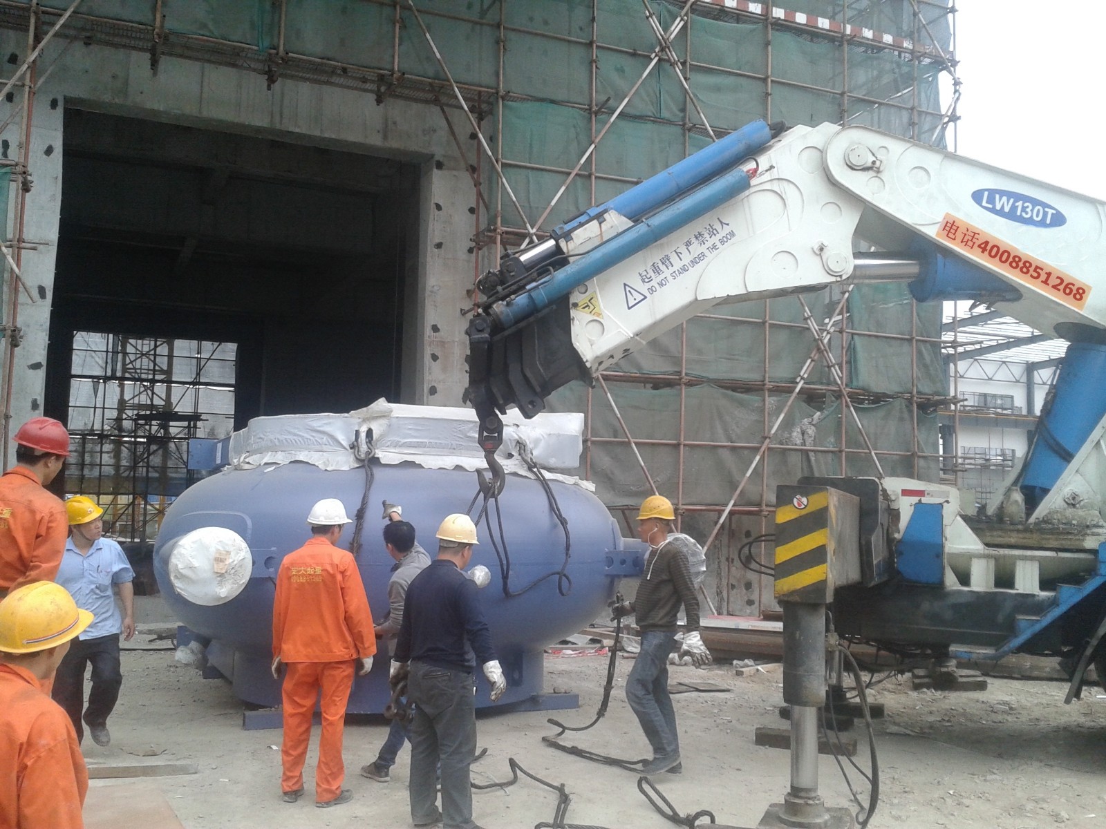 岭南电缆厂28吨重设备下坑吊装jpg